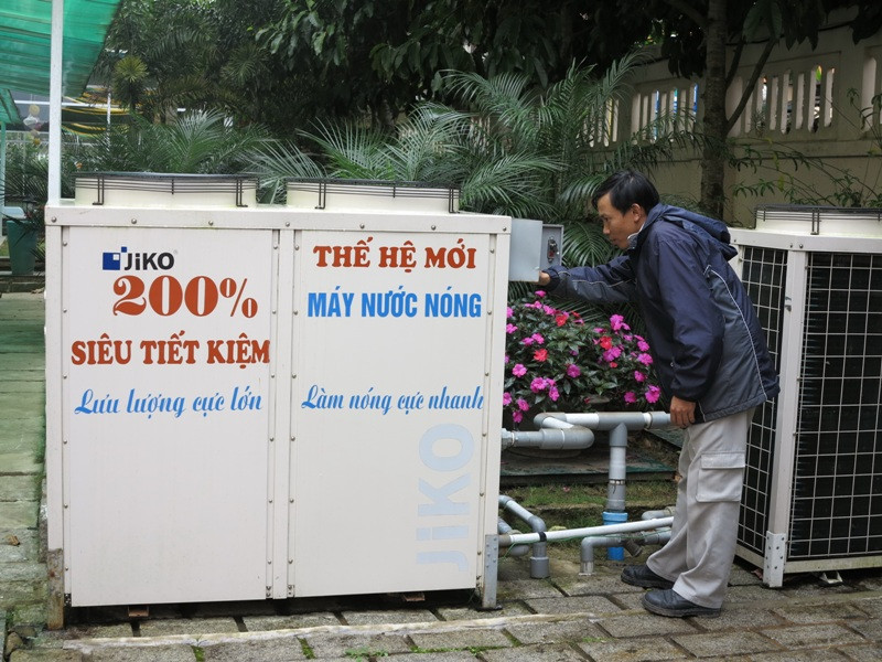 Kỹ thuật viên khách sạn Sài Gòn - Đà Lạt kiểm tra để vận hành thiết bị tạo nhiệt hồ bơi cho buổi tối ngày 21/11/2013