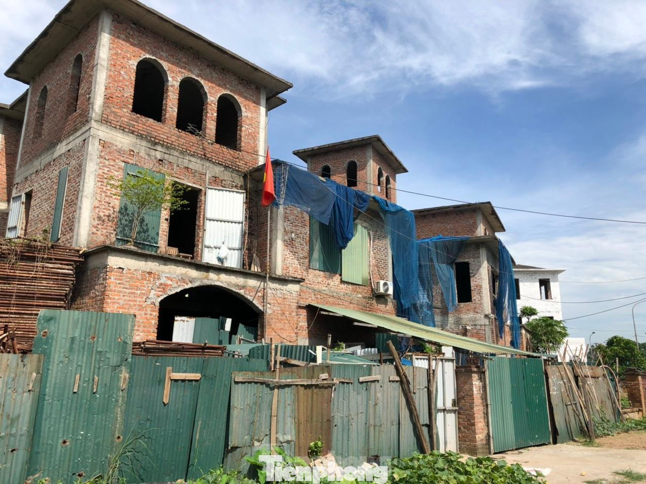 Theo ghi nhận của PV, tại Khu đô thị Nam An Khánh (Hoài Đức) hàng loạt ngôi biệt thự, liền kề được xây dựng hơn 10 năm nay nhưng vẫn bỏ hoang, không có người ở. Theo ghi nhận của PV, tại Khu đô thị Nam An Khánh (Hoài Đức) hàng loạt ngôi biệt thự, liền kề được xây dựng hơn 10 năm nay nhưng vẫn bỏ hoang, không có người ở.