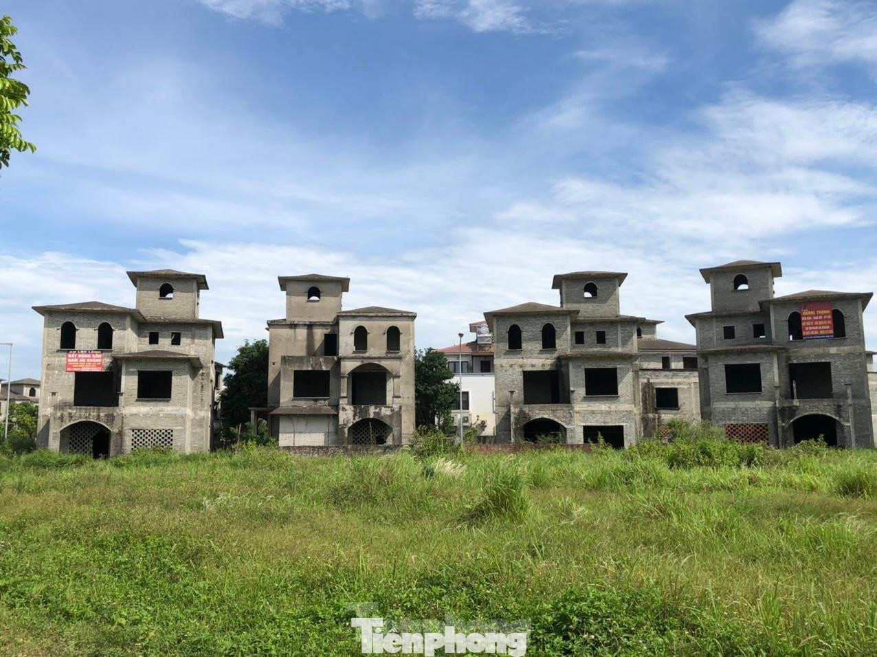 TP Hà Nội vừa đề xuất Bộ Tài chính thực hiện phương án đánh thuế hoặc xử phạt đối với chủ sở hữu nhà bỏ hoang, không đưa vào sử dụng. Cụ thể, TP Hà Nội đề xuất với biệt thự bỏ hoang 3 tháng có thể áp thuế khoảng 5% trên giá trị hợp đồng, còn sau một năm biệt thự vẫn bỏ hoang sẽ bị tính thuế 10% trên tổng giá trị. TP Hà Nội vừa đề xuất Bộ Tài chính thực hiện phương án đánh thuế hoặc xử phạt đối với chủ sở hữu nhà bỏ hoang, không đưa vào sử dụng. Cụ thể, TP Hà Nội đề xuất với biệt thự bỏ hoang 3 tháng có thể áp thuế khoảng 5% trên giá trị hợp đồng, còn sau một năm biệt thự vẫn bỏ hoang sẽ bị tính thuế 10% trên tổng giá trị.