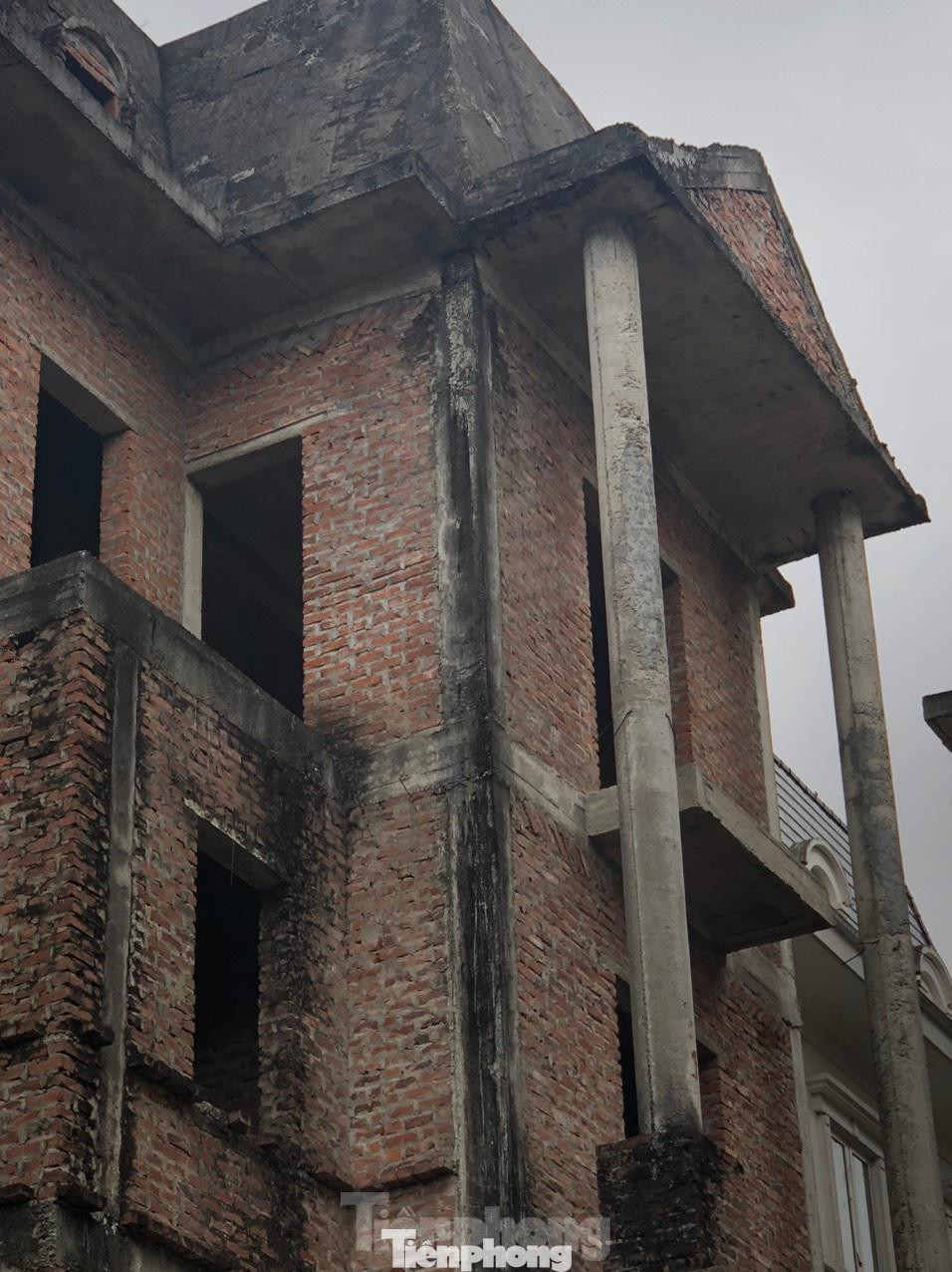 Những căn biệt thự, liền kề xây thô xuống cấp theo thời gian, phủ đầy rêu mốc. Những căn biệt thự, liền kề xây thô xuống cấp theo thời gian, phủ đầy rêu mốc.