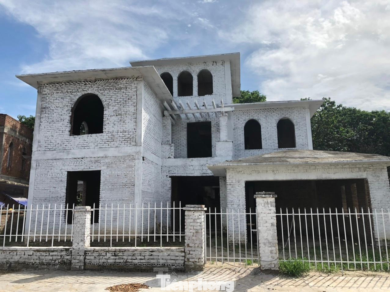 Khu đô thị “ma” bỏ hoang làm mất mỹ quan đô thị, gây lãng phí tài nguyên đất. Khu đô thị “ma” bỏ hoang làm mất mỹ quan đô thị, gây lãng phí tài nguyên đất.