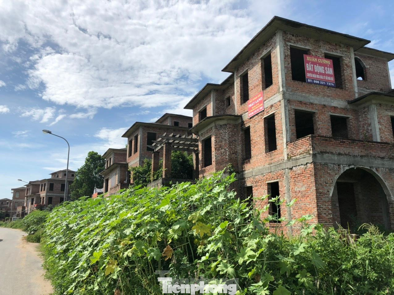 Điểm chung của những căn biệt thự, liền kề bị bỏ hoang ở các khu đô thị “ma” đều trong tình trạng nhếch nhác, cỏ dại mọc um tùm cao quá đầu người. Điểm chung của những căn biệt thự, liền kề bị bỏ hoang ở các khu đô thị “ma” đều trong tình trạng nhếch nhác, cỏ dại mọc um tùm cao quá đầu người.