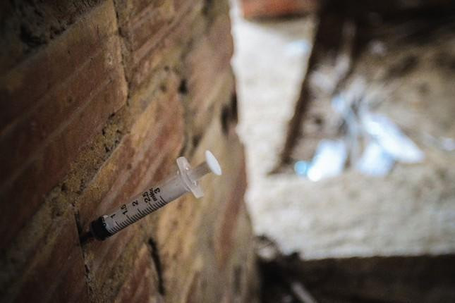 Kkhu đô thị trở lên nhếch nhác, thậm chí thành "thiên đường" hút chích của con nghiện. Kkhu đô thị trở lên nhếch nhác, thậm chí thành "thiên đường" hút chích của con nghiện.