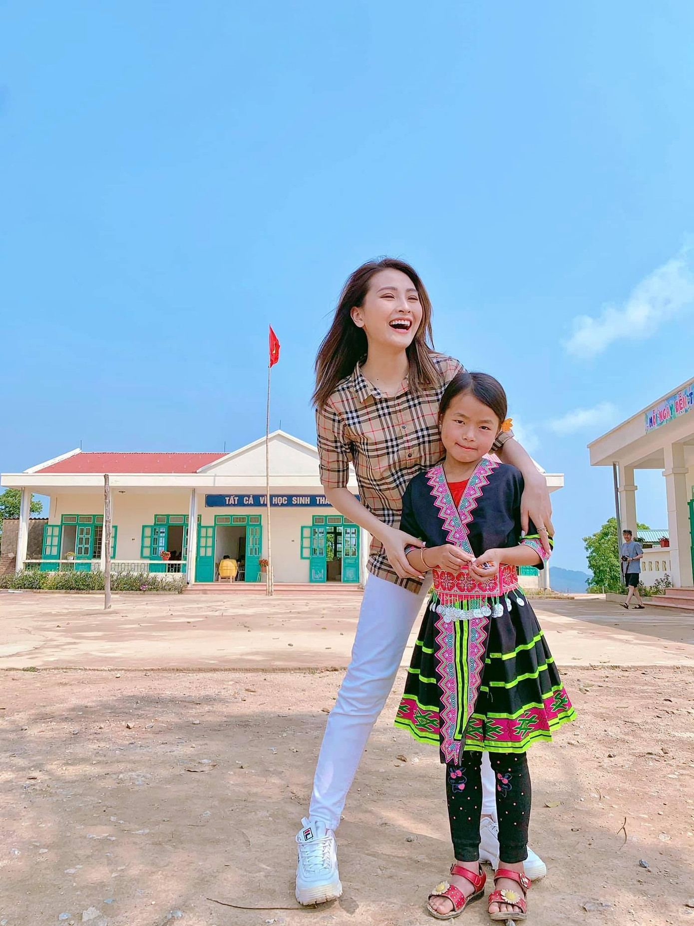 MC Mù Tạt giản dị trong chuyến công tác tại Điện Biên.