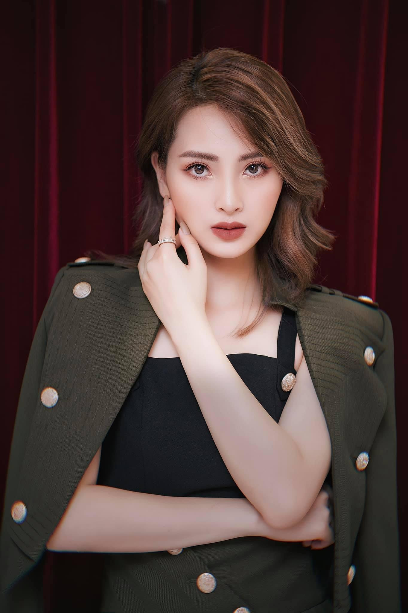 Mù Tạt (tên thật là Nguyễn Thị Huyền Trang), là một trong những gương mặt MC đầu tiên của chương trình 'Bữa trưa vui vẻ' trên sóng VTV6.