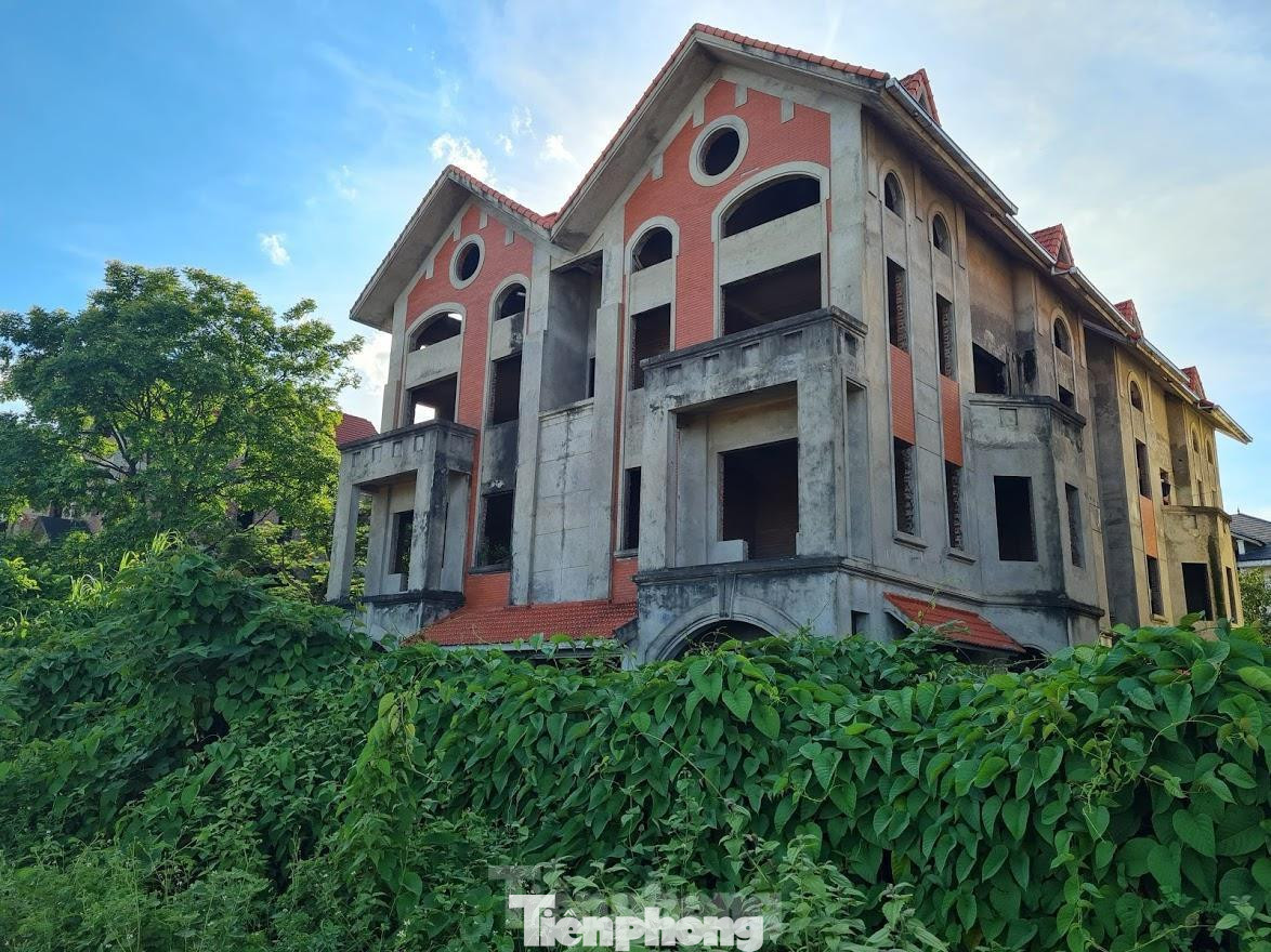 Theo phê duyệt ban đầu, dự án Điểm dịch vụ du lịch sinh thái Song Phương nhằm phục vụ du lịch, nghỉ dưỡng nhưng chủ đầu tư đã điều chỉnh mục tiêu thành xây dựng khu nhà ở thương mại để bán. Theo phê duyệt ban đầu, dự án Điểm dịch vụ du lịch sinh thái Song Phương nhằm phục vụ du lịch, nghỉ dưỡng nhưng chủ đầu tư đã điều chỉnh mục tiêu thành xây dựng khu nhà ở thương mại để bán.