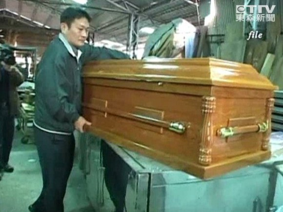 Thưởng Tết: Xe hơi, vàng miếng, và... quan tài ảnh 3