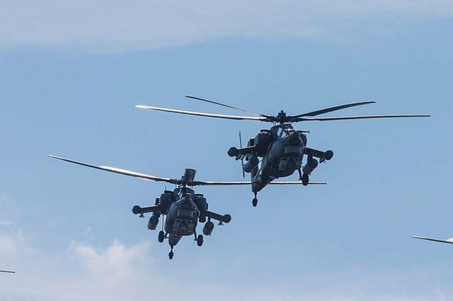 Mi-28N có thiết kế kiểu cổ điển, gồm một cánh quạt nâng chính và một cánh quạt phụ ở đuôi. Bài viết: http://news.zing.vn/Doi-bay-Dai-bang-vang-nhao-lon-ban-phao-tren-bau-troi-post381867.html#detail_discover.samecate Nguồn Zing News 