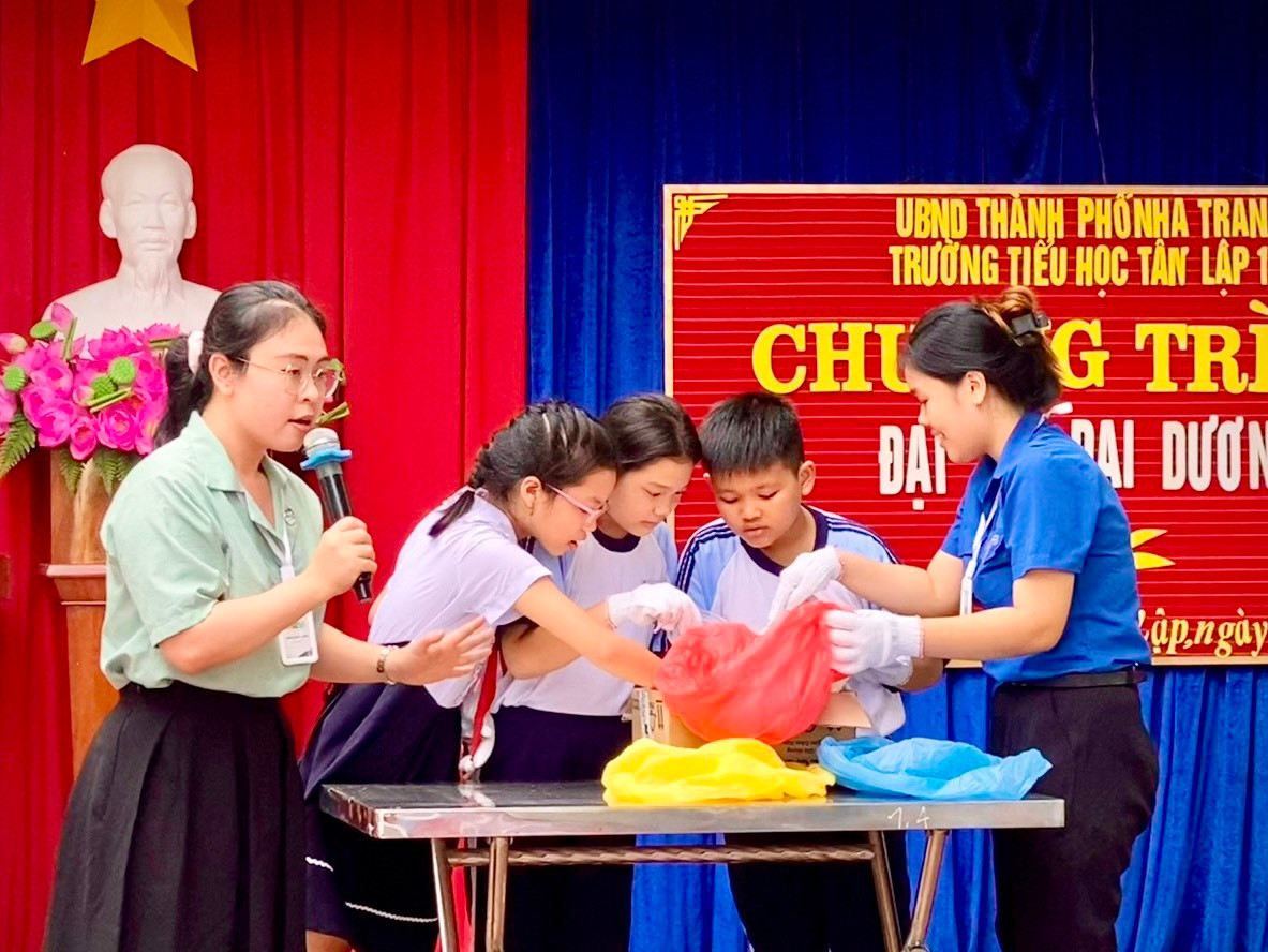 Tại chương trình, nhóm bạn trẻ đã giới thiệu cho học sinh kiến thức về bảo vệ môi trường, tầm quan trọng của việc phân loại rác thải nhựa qua những câu chuyện kể một cách sinh động, dễ tiếp cận. Đồng thời, lắp đặt, giới thiệu máy thu gom rác tự động đổi quà cho học sinh.