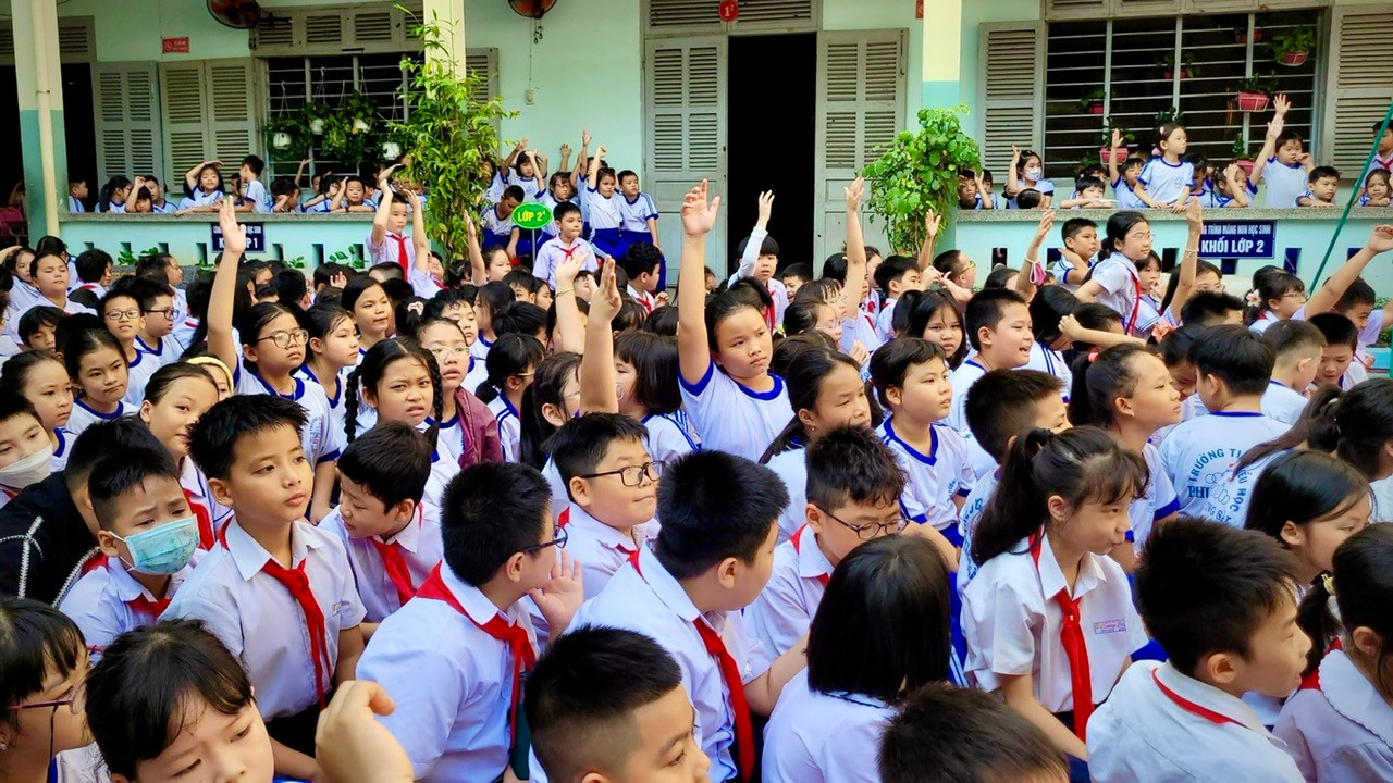 Hàng ngàn học sinh vô cùng hào hứng tìm hiểu về 4 nguyên tắc khi sử dụng rác thải nhựa gồm: Từ chối, giảm thiểu, tái chế và tái sử dụng.