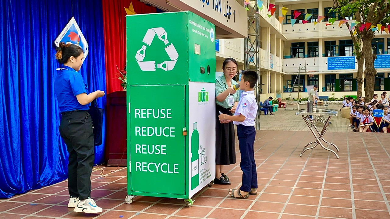 Chiếc máy đổi rác lấy quà sẽ được đặt tại mỗi trường tiểu học trong vòng 1 tuần. Khoảng thời gian này, các bạn học sinh sẽ thực hiện phân loại rác thải, bỏ vào máy và nhận quà từ dự án.