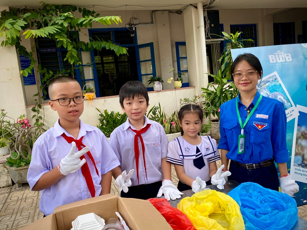 Tình nguyện viên Tôn Nữ Hoàng Kim (học sinh trường THPT Lý Tự Trọng) hào hứng nói: “Dự án đã giúp em hiểu hơn về tầm quan trọng của việc phân loại rác. Em vô cùng hạnh phúc khi được góp sức trẻ của mình vào hành trình xây dựng một môi trường sống xanh - sạch - đẹp”
