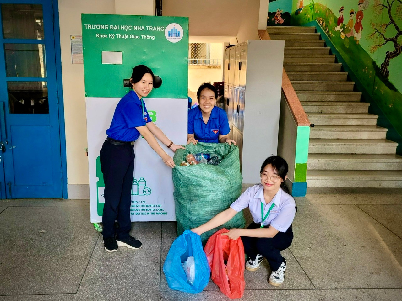 Cuối tuần, các thành viên của dự án sẽ đến gom rác thải nhựa đã được phân loại tại trường và gây quỹ ủng hộ trung tâm bảo tồn rùa.