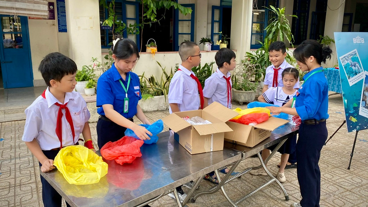 Các bạn học sinh thích thú khi được hướng dẫn tự tay phân loại rác thải. Từ đó, các bạn có ý thức tự giác hơn trong việc bảo vệ môi trường.