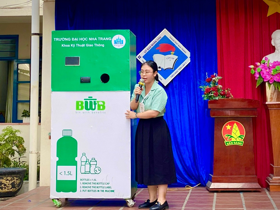 Bạn Đặng Nhất Uyên (người sáng lập dự án) chia sẻ, chiếc máy đổi rác lấy quà được Uyên và các cộng sự mày mò, nghiên cứu trong vòng 2 năm, đã ra mắt năm 2022 tại một số siêu thị, điểm công cộng. “Tuy nhiên, dự án này mình hướng đến đối tượng là các bạn học sinh, nhằm thay đổi nhận thức cho các bạn từ những điều nhỏ nhất. Từ đó, ý thức bảo vệ môi trường sẽ theo các bạn trong suốt hành trình trưởng thành”, Uyên nói.