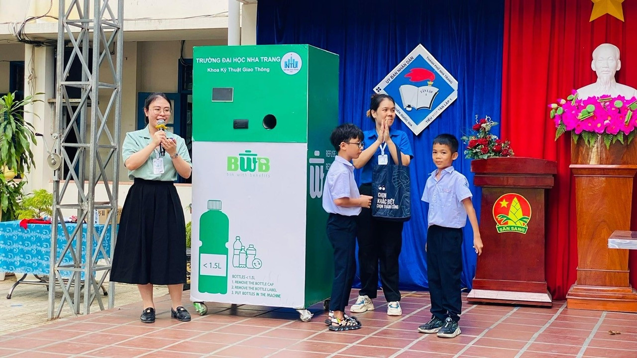 Với mong muốn lan tỏa thông điệp bảo vệ môi trường đặc biệt là hệ sinh thái biển, bạn trẻ Đặng Nhật Uyên (SN 2000, cựu sinh viên trường Đại học Nha Trang) cùng một số bạn học sinh, sinh viên tại tỉnh Khánh Hòa đã tổ chức dự án “Đại sứ đại dương”.