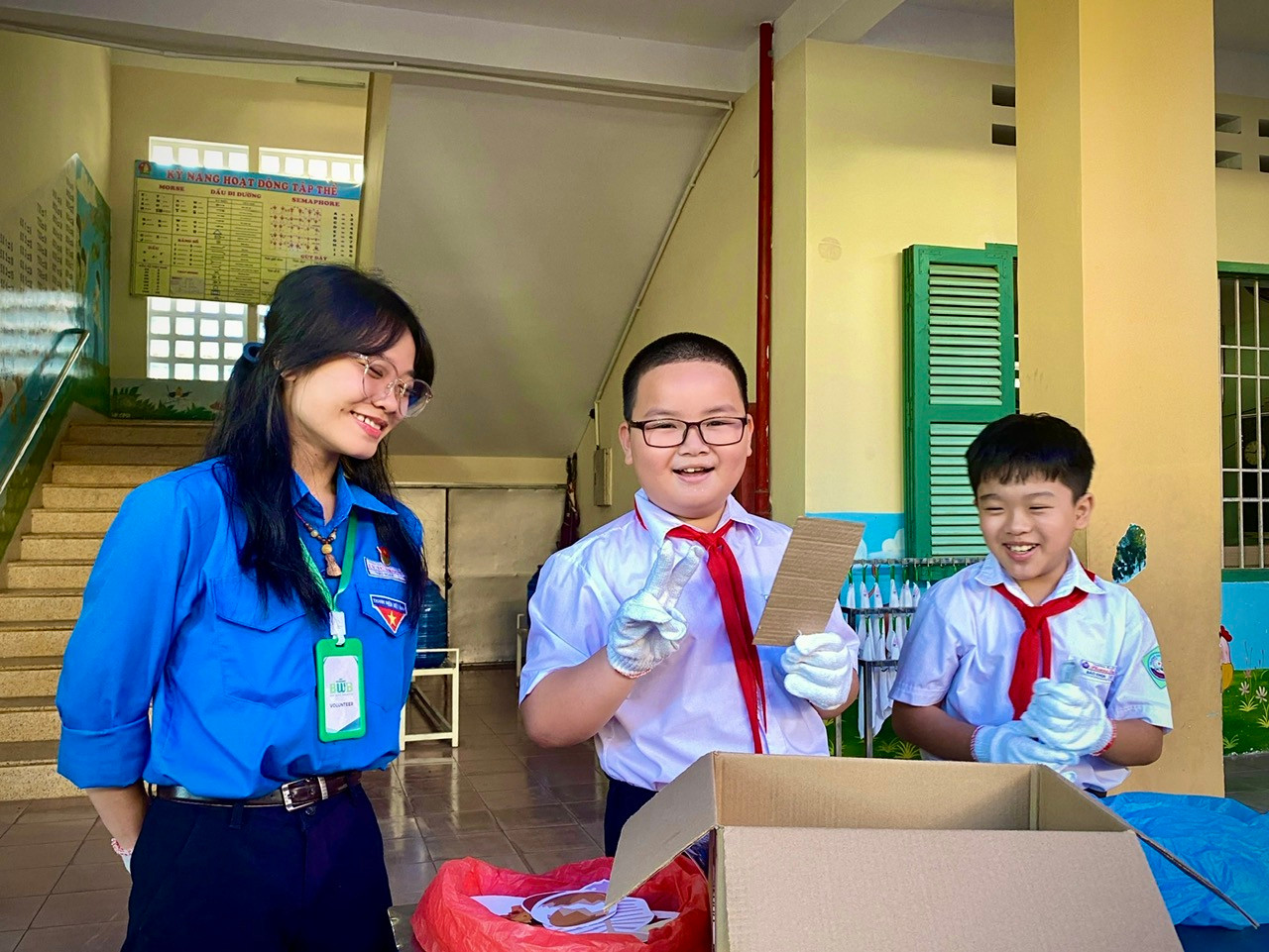 Bạn Hoàng Nhật Anh (trường Tiểu học Phương Sài) chia sẻ: “Qua những câu chuyện mà các anh chị kể, em thấy rác thải nhựa ảnh hưởng rất nhiều đến những bạn động vật dưới biển. Em muốn các bạn được sống lâu hơn, khỏe mạnh hơn nên em sẽ cố gắng bảo vệ môi trường, hạn chế xả rác”.