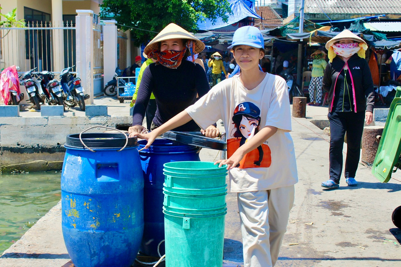 Thấy thuyền chở nước đến, người dân mừng rỡ đẩy những thùng phuy, can nhựa, xô… ra hứng nước sạch về sinh hoạt. Thấy thuyền chở nước đến, người dân mừng rỡ đẩy những thùng phuy, can nhựa, xô… ra hứng nước sạch về sinh hoạt.
