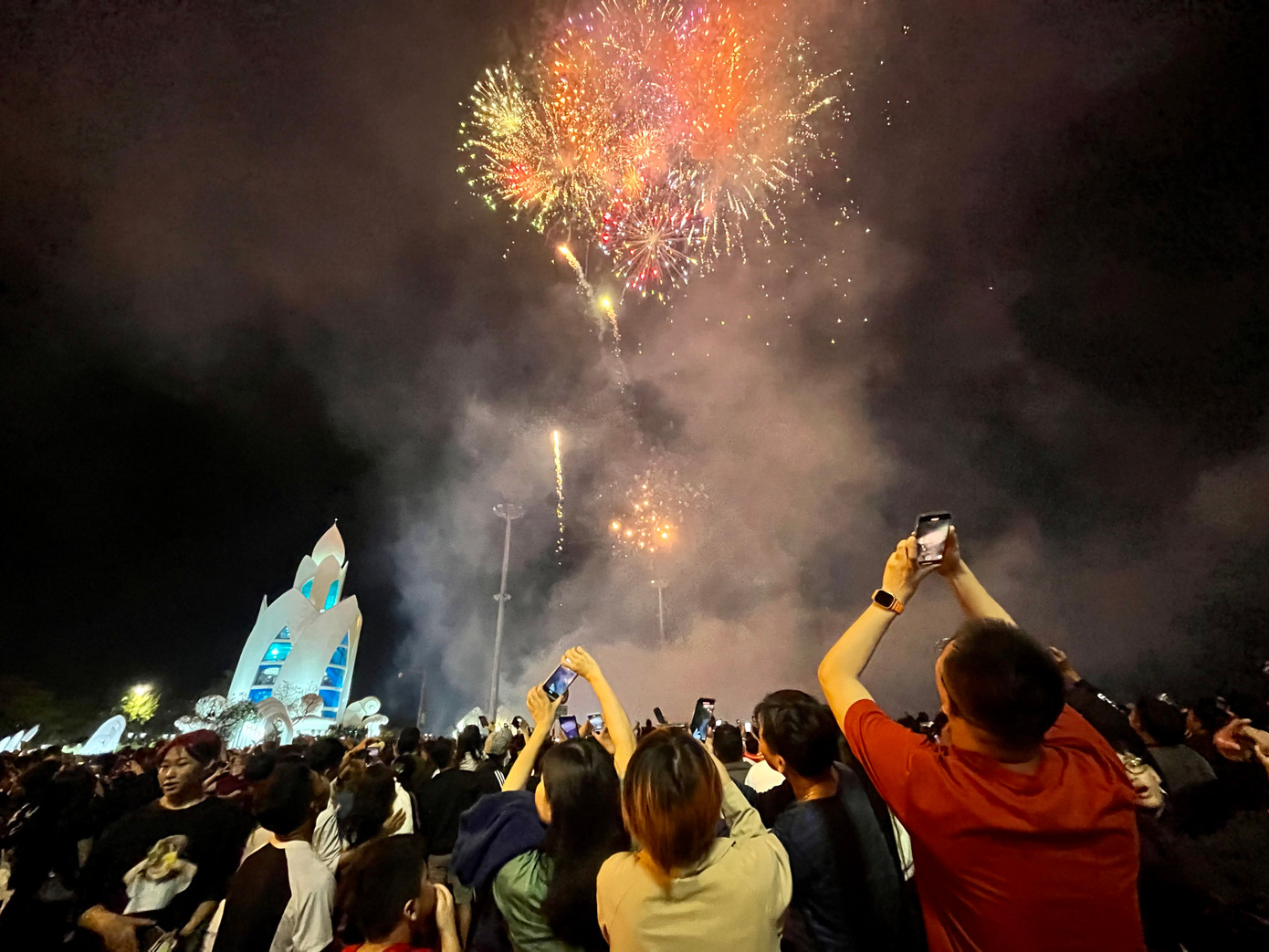 Nhiều bạn trẻ hứng khởi, hò reo trong tiếng pháo và dành cho nhau những nụ hôn, những cái ôm nồng ấm, những lời chúc năm mới tốt đẹp nhất. Nhiều bạn trẻ hứng khởi, hò reo trong tiếng pháo và dành cho nhau những nụ hôn, những cái ôm nồng ấm, những lời chúc năm mới tốt đẹp nhất.