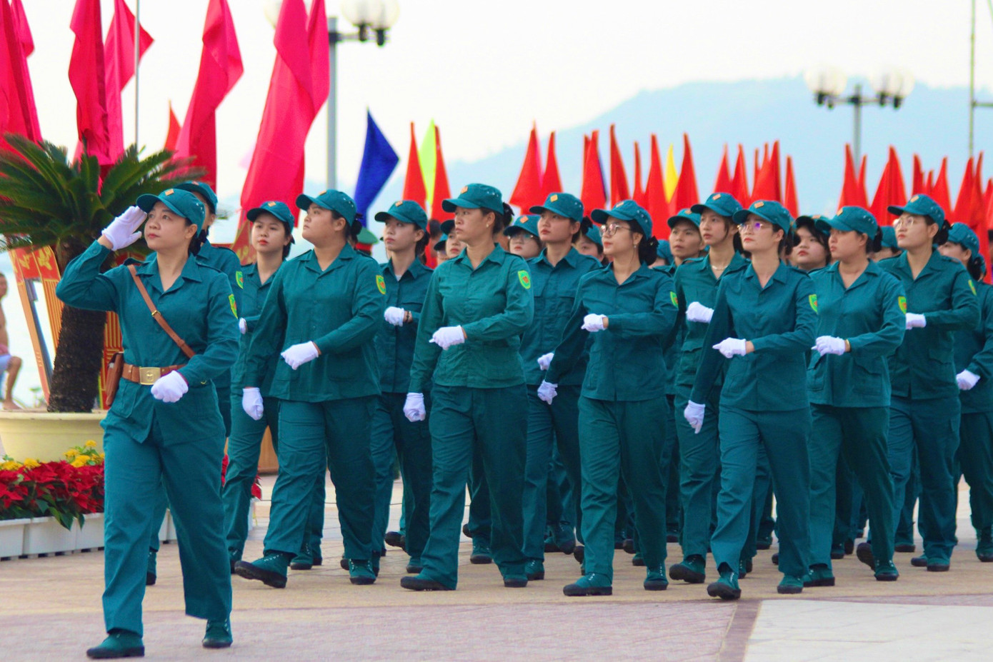 Các nữ dân quân thành phố Nha Trang cùng tham gia duyệt đội ngũ.