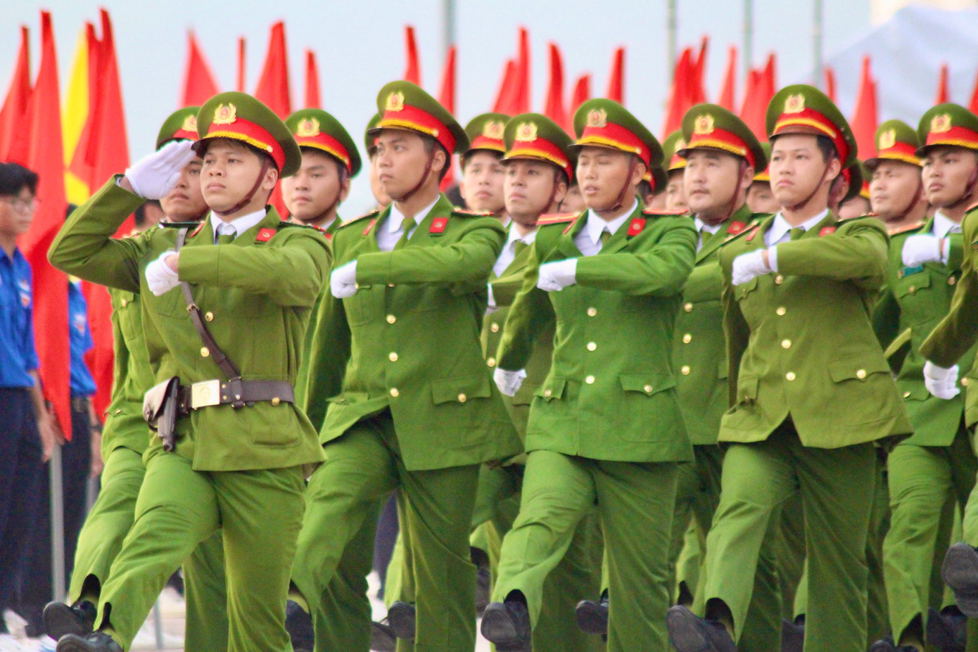 Ngay sau lễ thượng cờ là nghi thức duyệt đội ngũ vòng quanh Quảng trường 2 tháng 4 với sự tham gia của lực lượng vũ trang tỉnh Khánh Hòa.