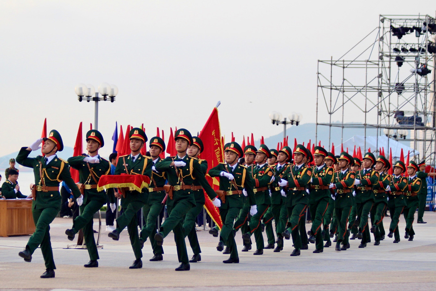 Các chiến sĩ thuộc Bộ Chỉ huy quân sự tỉnh Khánh Hòa duyệt đội ngũ dưới cờ đỏ sao vàng.