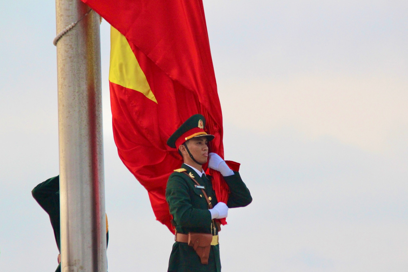 Thực hiện nghi thức Thượng cờ.