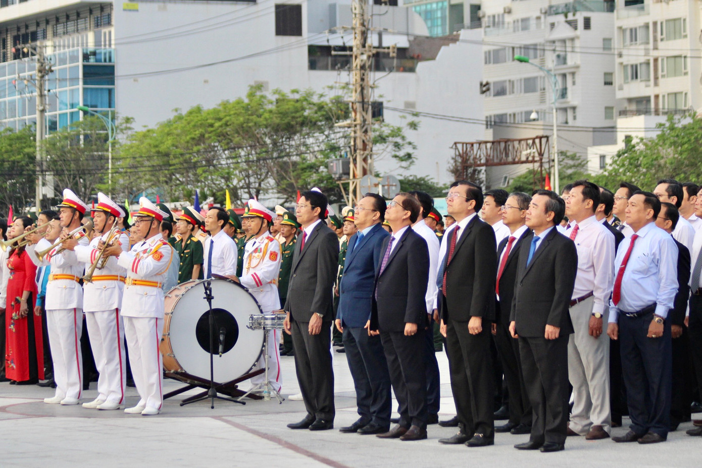 Tham dự buổi lễ có hàng trăm đại biểu cùng đông đảo đoàn viên, thanh niên, lực lượng vũ trang tỉnh Khánh Hòa.