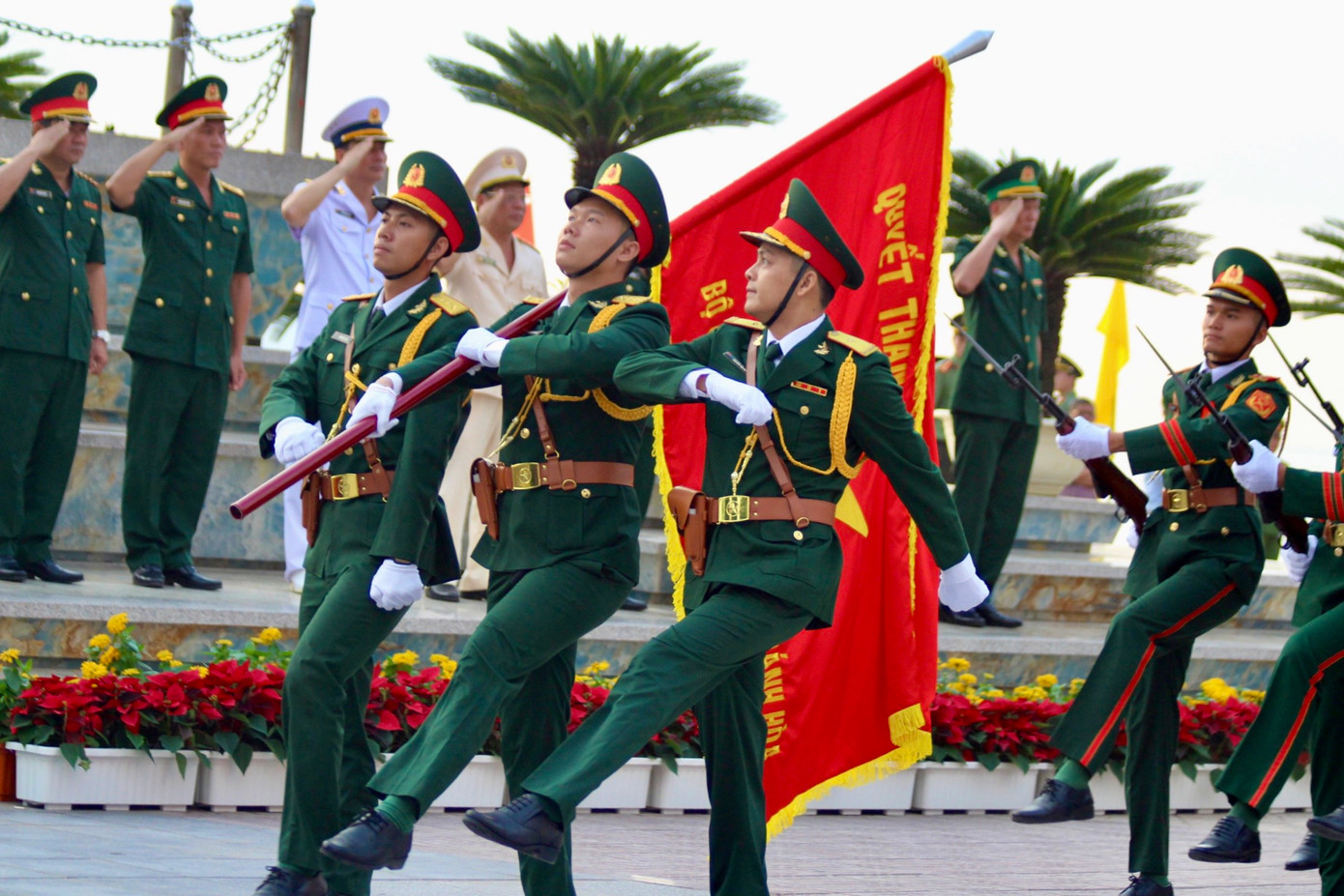 Lễ Thượng cờ bao gồm các nội dung: rước Quốc kỳ, thượng cờ và duyệt đội hình đội ngũ.