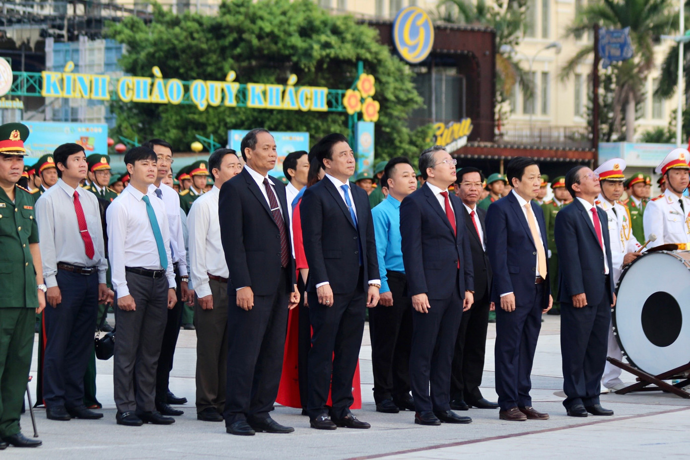 Trong không khí trang nghiêm, các đại biểu và nhân dân đã cùng ôn lại truyền thống hào hùng, vẻ vang của tỉnh Khánh Hòa.