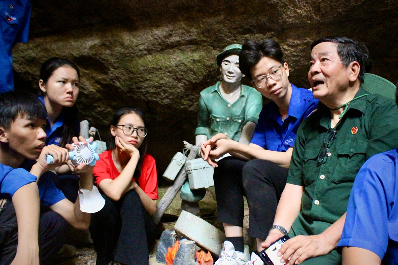 Các bạn trẻ chăm chú lắng nghe chia sẻ về quá trình sống và chiến đấu của những nhân chứng lịch sử.