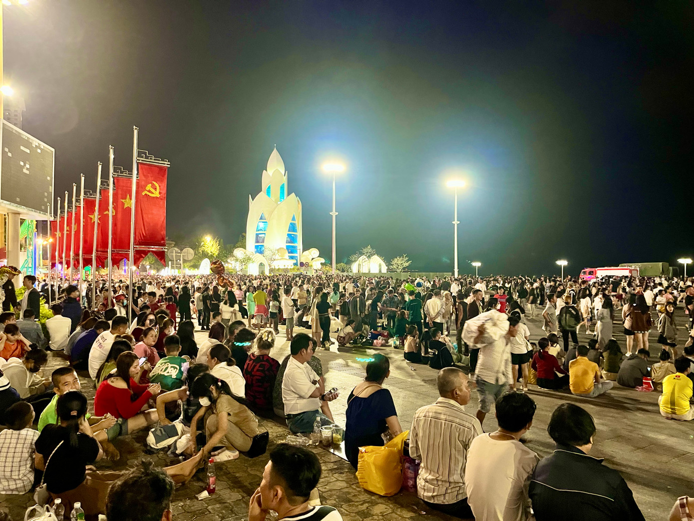 Anh Đỗ Ngọc Duy (29 tuổi, người dân TP Nha Trang) chia sẻ: “Sau khi dọn dẹp nhà cửa xong, tôi và gia đình ra đây đón năm mới. Không khí ở đây rất náo nhiệt, mọi người ra đường rất đông. Chúng tôi đang rất mong chờ đến khoảnh khắc bắn pháo hoa mừng năm mới”. Anh Đỗ Ngọc Duy (29 tuổi, người dân TP Nha Trang) chia sẻ: “Sau khi dọn dẹp nhà cửa xong, tôi và gia đình ra đây đón năm mới. Không khí ở đây rất náo nhiệt, mọi người ra đường rất đông. Chúng tôi đang rất mong chờ đến khoảnh khắc bắn pháo hoa mừng năm mới”.