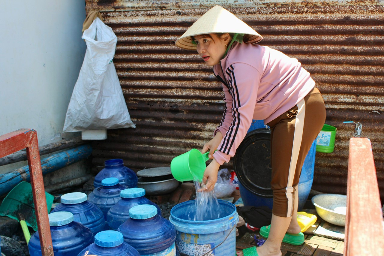 Bà Ngô Thị Vy (ở tổ dân phố 2 Trí Nguyên, phường Vĩnh Nguyên) cho biết: “Sự cố cúp nước khiến cuộc sống của chúng tôi bị đảo lộn. Nhà tôi đang xây thêm phía sau nhưng không đủ nước nên đành cho thợ nghỉ vài ngày, chờ có nước mới tiếp tục được”. Bà Ngô Thị Vy (ở tổ dân phố 2 Trí Nguyên, phường Vĩnh Nguyên) cho biết: “Sự cố cúp nước khiến cuộc sống của chúng tôi bị đảo lộn. Nhà tôi đang xây thêm phía sau nhưng không đủ nước nên đành cho thợ nghỉ vài ngày, chờ có nước mới tiếp tục được”.
