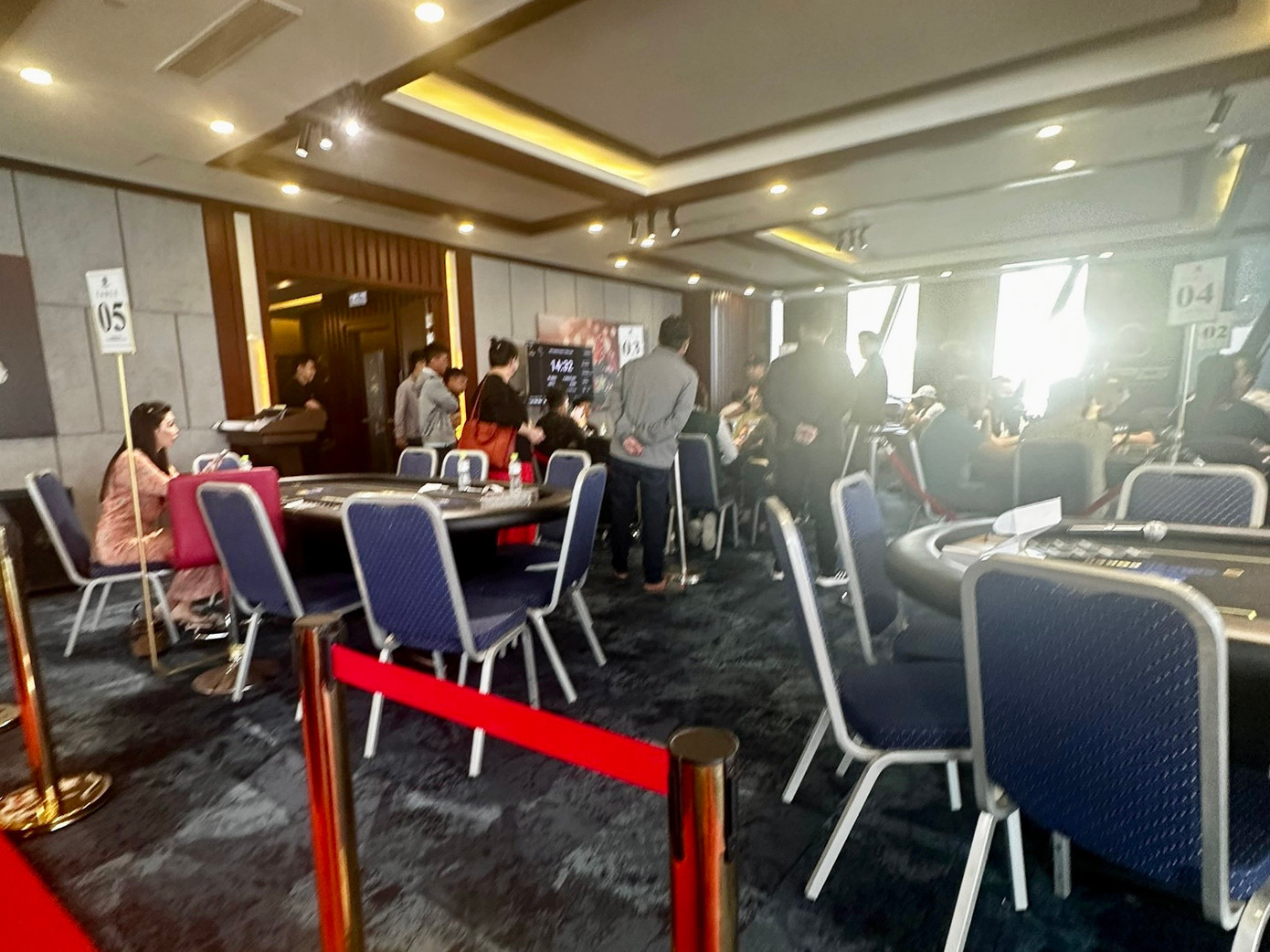 Trưa 2/3, giải đấu vẫn diễn ra nhộn nhịp dù đã bị đình chỉ từ ngày 28/2.