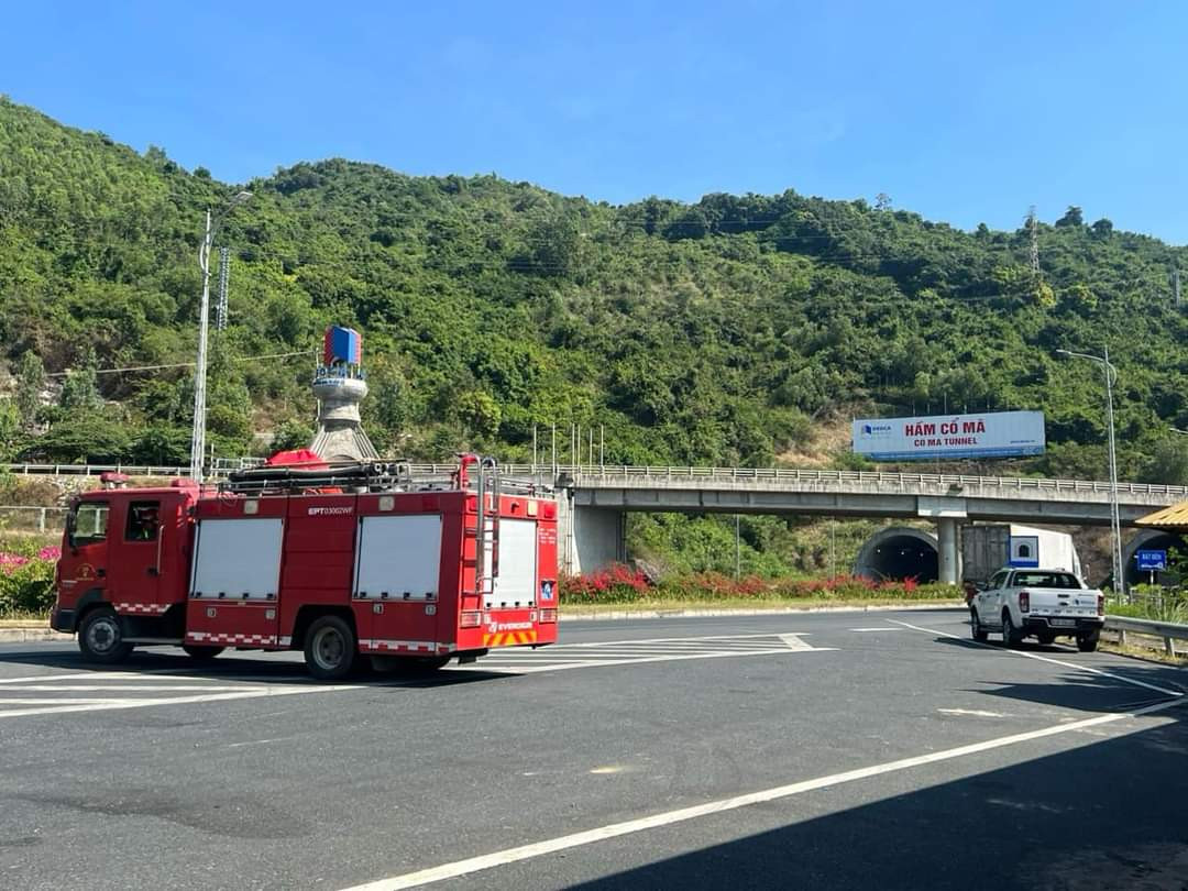 Cơ quan chức năng điều tiết phương tiện đi qua hầm Cổ Mã ở huyện Vạn Ninh, tỉnh Khánh Hòa, thuộc dự án hầm Đèo Cả trong thời gian khắc phục sự cố tại hầm đường sắt Bãi Gió.