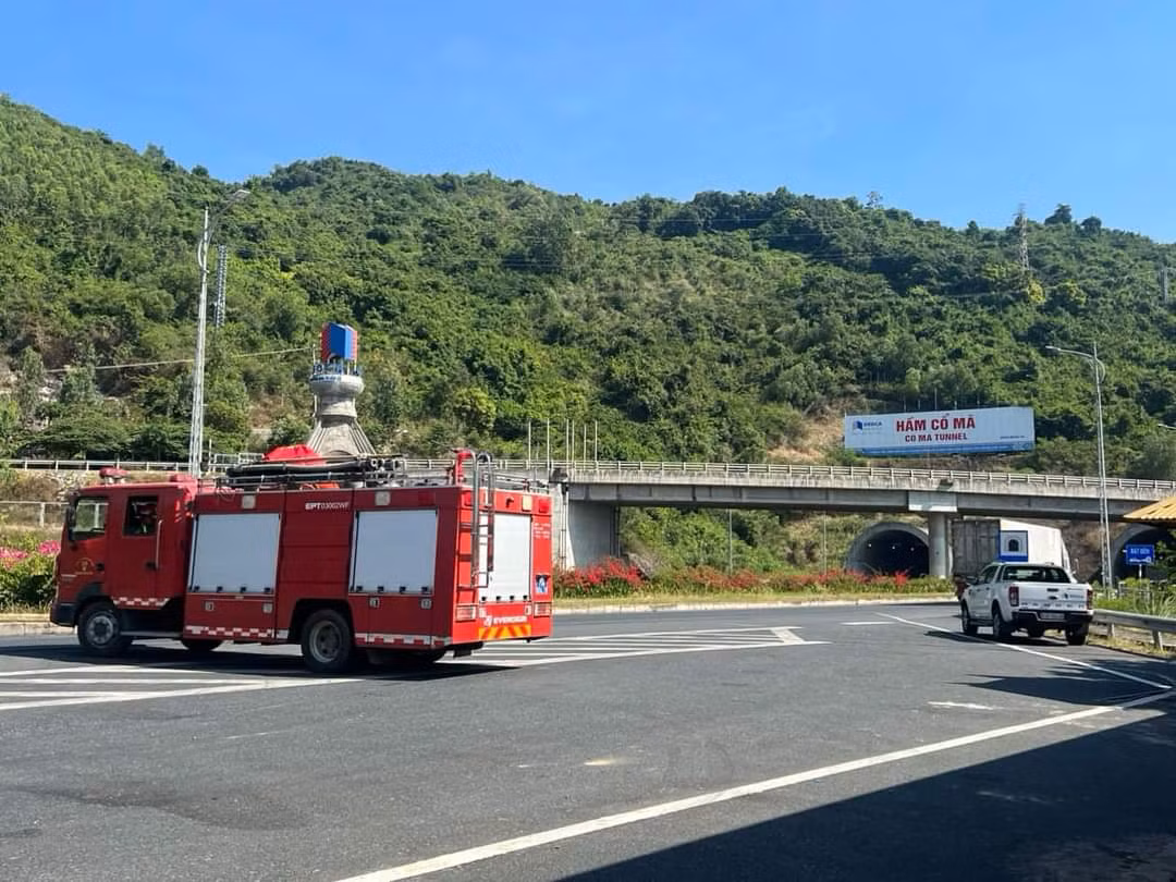 Cơ quan chức năng điều tiết phương tiện đi qua hầm Cổ Mã ở huyện Vạn Ninh, tỉnh Khánh Hòa, thuộc dự án hầm Đèo Cả trong thời gian khắc phục sự cố tại hầm đường sắt Bãi Gió.