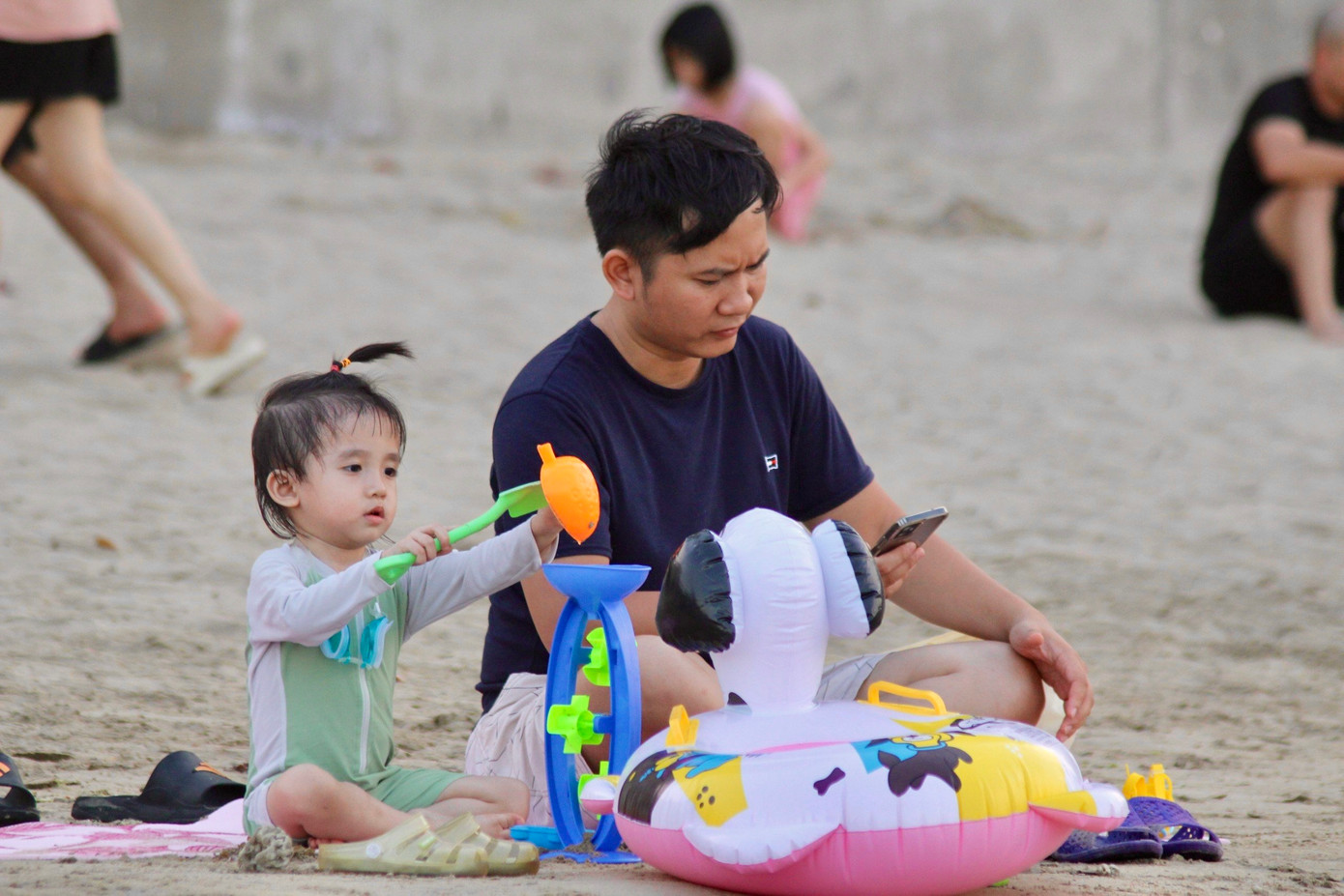 Những em nhỏ thích thú nghịch cát.