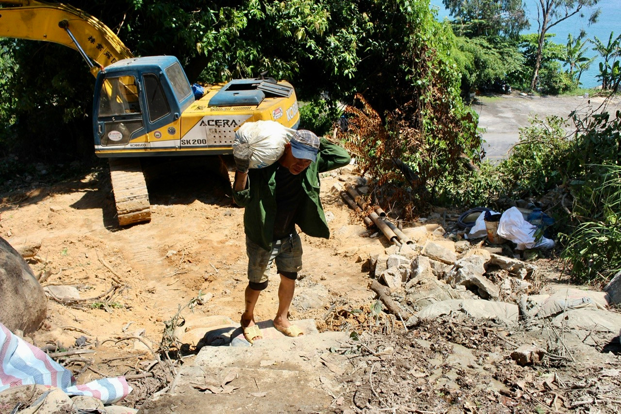 Địa hình phức tạp, các công nhân khá vất vả trong quá trình vận chuyển vật liệu lên khu vực khoan.