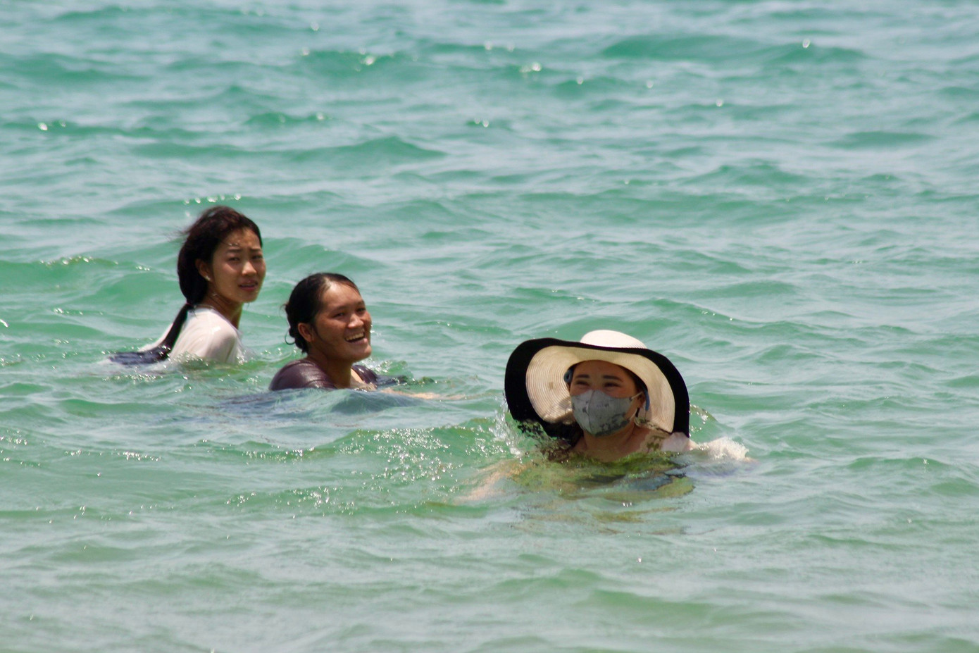 Chị em phụ nữ vui chơi trong làn nước mát nhưng không quên bảo vệ làn da.
