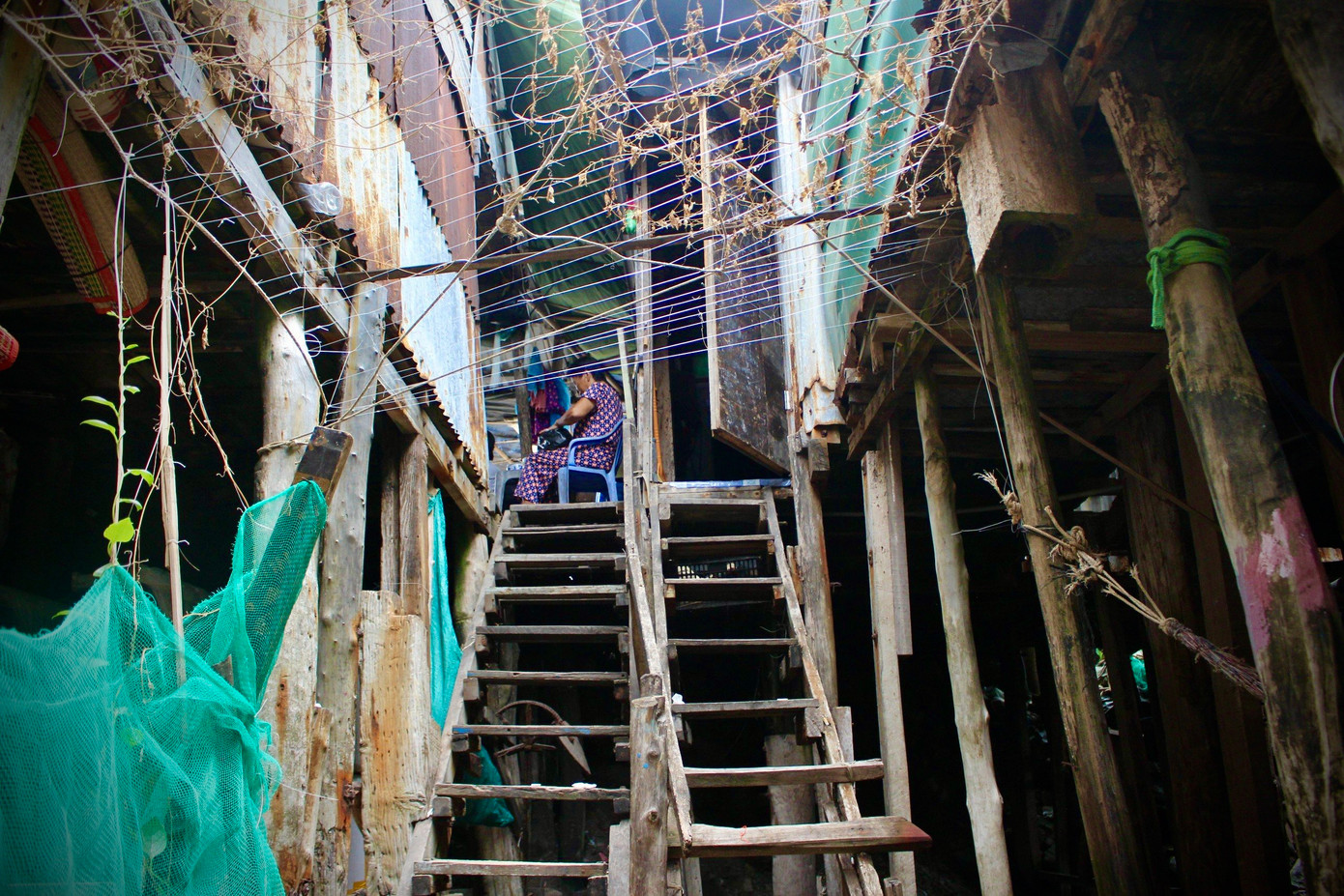 Những ngôi nhà chồ được xây dựng bằng hệ thống cọc gỗ, qua thời gian và bị sóng đánh đã nhiều lần hư hỏng, phải tu sửa liên tục. Những ngôi nhà chồ được xây dựng bằng hệ thống cọc gỗ, qua thời gian và bị sóng đánh đã nhiều lần hư hỏng, phải tu sửa liên tục.