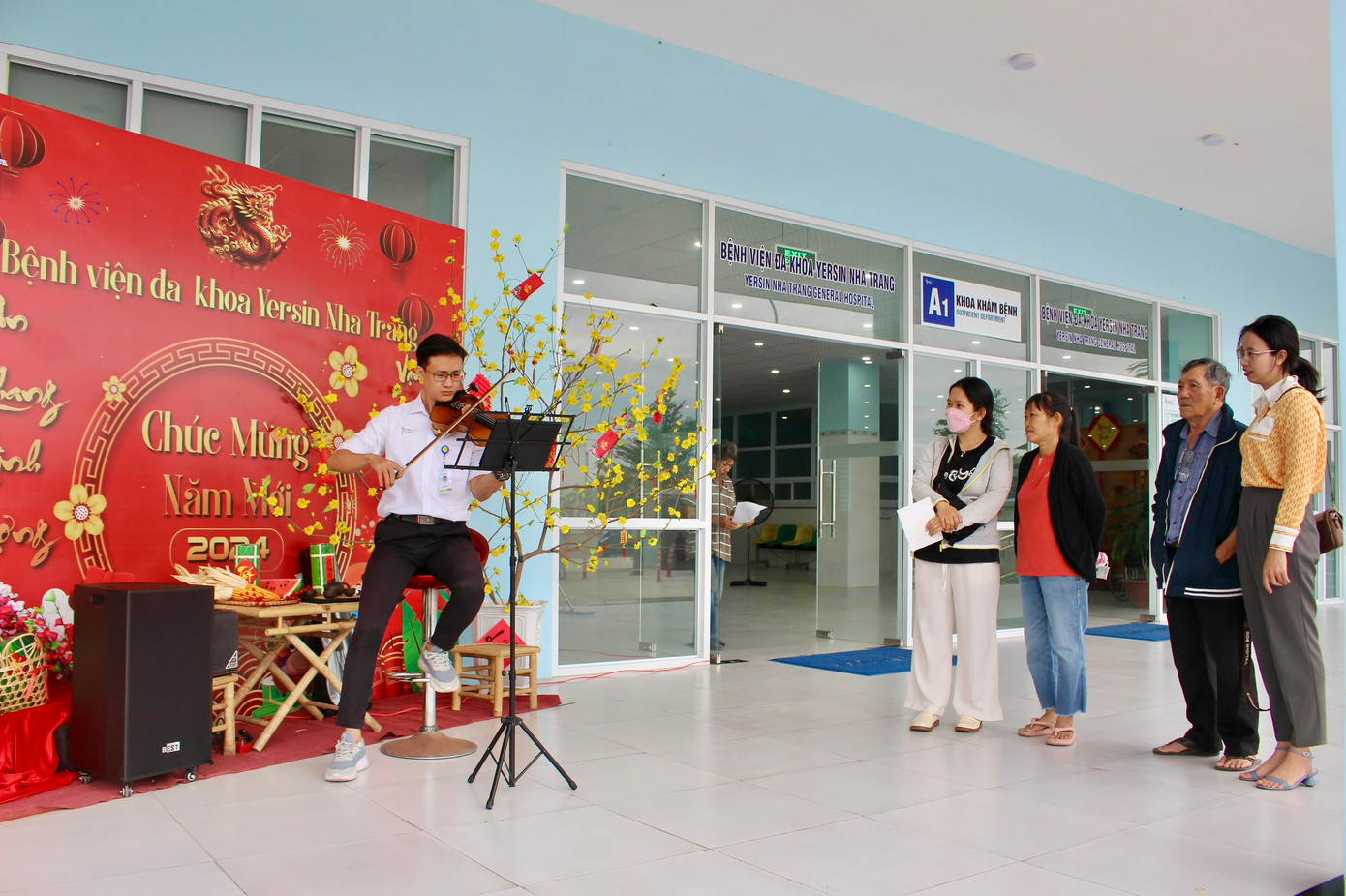 Bệnh nhân và người nhà say mê thưởng thức tiếng đàn violin.