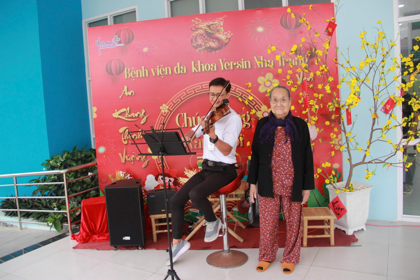 Một số người lạ lẫm khi lần đầu thấy không gian âm nhạc tại bệnh viện.