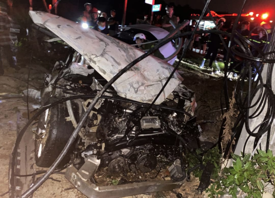 Phần đầu máy tách rời khỏi xe, văng sang lề đường. Ảnh: CACC Phần đầu máy tách rời khỏi xe, văng sang lề đường. Ảnh: CACC