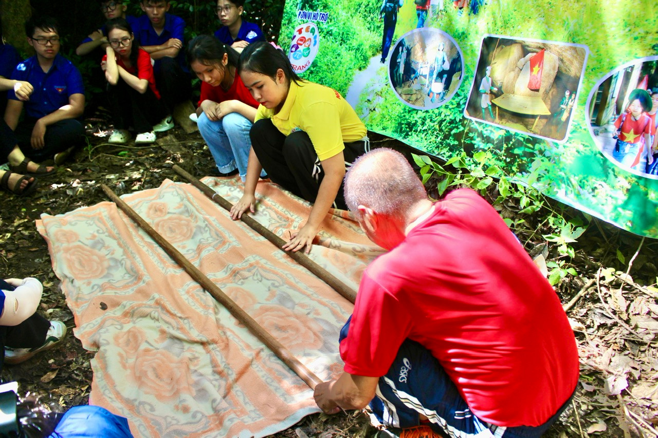 Trong hành trình về nguồn, các bạn đoàn viên, thanh niên ở phường Phước Tân, TP. Nha Trang đã được hướng dẫn và tái hiện cáng cứu thương thời chiến.