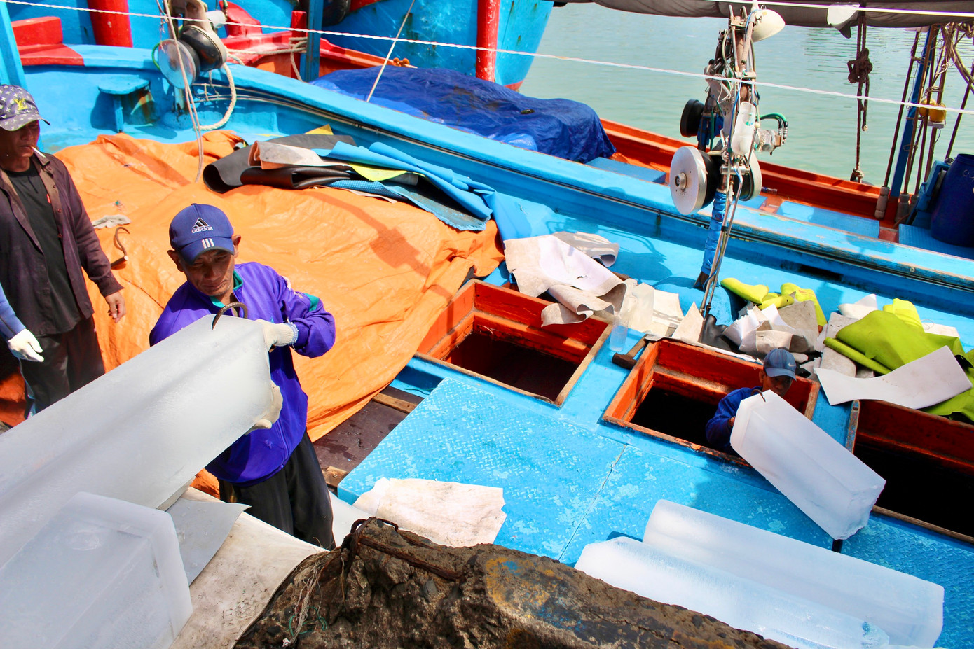 Các thuyền viên tất bật chuyển đá, chuyển ngư lưới cụ lên tàu. Thời tiết thuận lợi trong những ngày đầu năm, cùng với những chuyến ra khơi đón lộc, ngư dân cầu mong một năm mới bình an, mưa thuận gió hoà, đánh bắt được nhiều hải sản. Các thuyền viên tất bật chuyển đá, chuyển ngư lưới cụ lên tàu. Thời tiết thuận lợi trong những ngày đầu năm, cùng với những chuyến ra khơi đón lộc, ngư dân cầu mong một năm mới bình an, mưa thuận gió hoà, đánh bắt được nhiều hải sản.