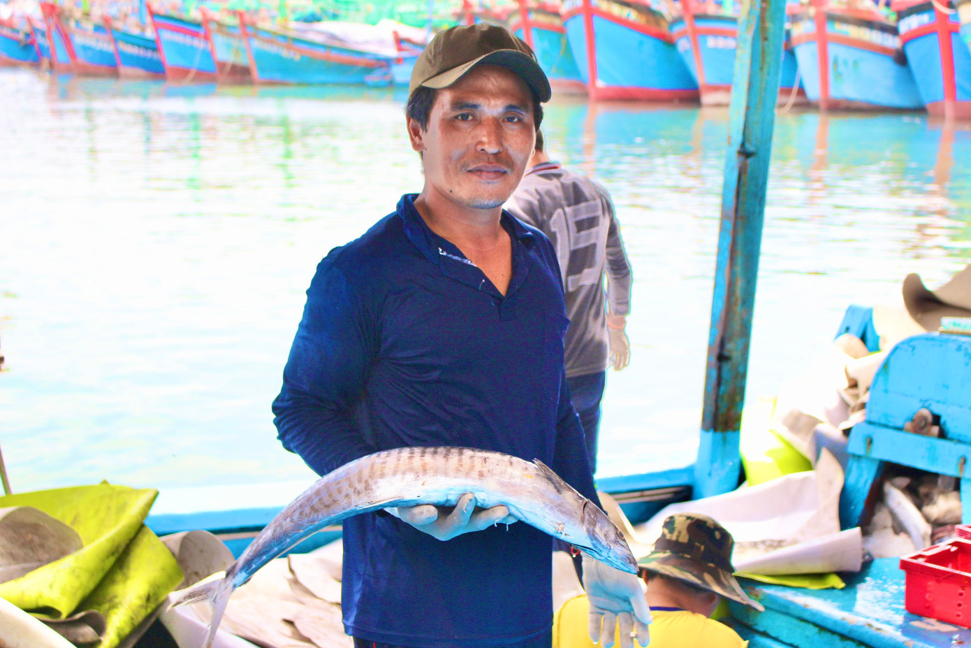 Là một trong những tàu cá cập cảng đầu tiên, ngư dân Trần Thanh Quang (TP Nha Trang, tỉnh Khánh Hòa) vui mừng cho biết: “Tàu ra khơi vào ngày 15 tháng Chạp Âm lịch và cập cảng vào mùng 5 Tết, với sản lượng đạt khoảng 16 tấn các loại. Giá bán cũng tương đối ổn định, sau khi trừ đi chi phí tôi và các bạn thuyền khác đều có lộc biển đầu năm. Anh em ai cũng phấn khởi vì có tiền tiêu Tết muộn với gia đình”. Là một trong những tàu cá cập cảng đầu tiên, ngư dân Trần Thanh Quang (TP Nha Trang, tỉnh Khánh Hòa) vui mừng cho biết: “Tàu ra khơi vào ngày 15 tháng Chạp Âm lịch và cập cảng vào mùng 5 Tết, với sản lượng đạt khoảng 16 tấn các loại. Giá bán cũng tương đối ổn định, sau khi trừ đi chi phí tôi và các bạn thuyền khác đều có lộc biển đầu năm. Anh em ai cũng phấn khởi vì có tiền tiêu Tết muộn với gia đình”.