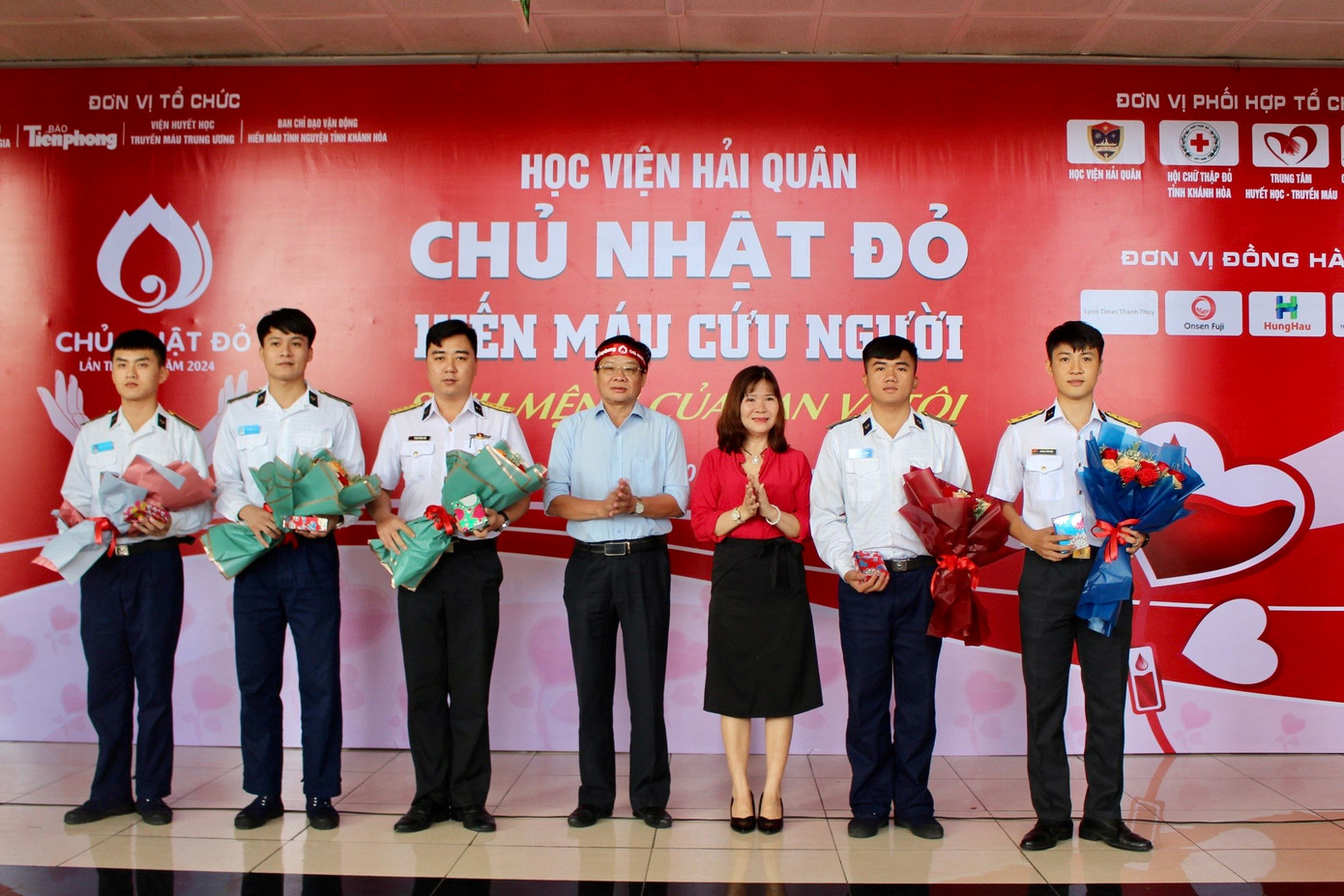 Ban tổ chức tặng hoa cho các tình nguyện viên có thành tích xuất sắc trong phong trào hiến máu của Học viện Hải quân. Ban tổ chức tặng hoa cho các tình nguyện viên có thành tích xuất sắc trong phong trào hiến máu của Học viện Hải quân.