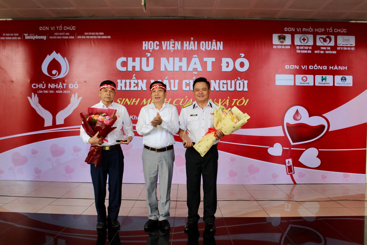 Ông Lê Văn Hoa - Chủ tịch Hội Chữ thập đỏ tỉnh Khánh Hòa (ảnh trái) cho biết, những năm qua, Học viện Hải quân đã phối hợp chặt chẽ với Ban Chỉ đạo vận động hiến máu tình nguyện tỉnh, tổ chức các đợt hiến máu tình nguyện có hiệu quả. Học viện Hải quân cũng đã có nhiều thành tích xuất sắc, là một trong những đơn vị tốp đầu trong phong trào hiến máu tình nguyện và vận động của tỉnh Khánh Hoà, nhất là các đợt hiến máu tình nguyện khẩn cấp. Từ đây, giúp tuyên truyền hiệu quả công tác hiến máu tình nguyện trong nhân dân. Ông Lê Văn Hoa - Chủ tịch Hội Chữ thập đỏ tỉnh Khánh Hòa (ảnh trái) cho biết, những năm qua, Học viện Hải quân đã phối hợp chặt chẽ với Ban Chỉ đạo vận động hiến máu tình nguyện tỉnh, tổ chức các đợt hiến máu tình nguyện có hiệu quả. Học viện Hải quân cũng đã có nhiều thành tích xuất sắc, là một trong những đơn vị tốp đầu trong phong trào hiến máu tình nguyện và vận động của tỉnh Khánh Hoà, nhất là các đợt hiến máu tình nguyện khẩn cấp. Từ đây, giúp tuyên truyền hiệu quả công tác hiến máu tình nguyện trong nhân dân.