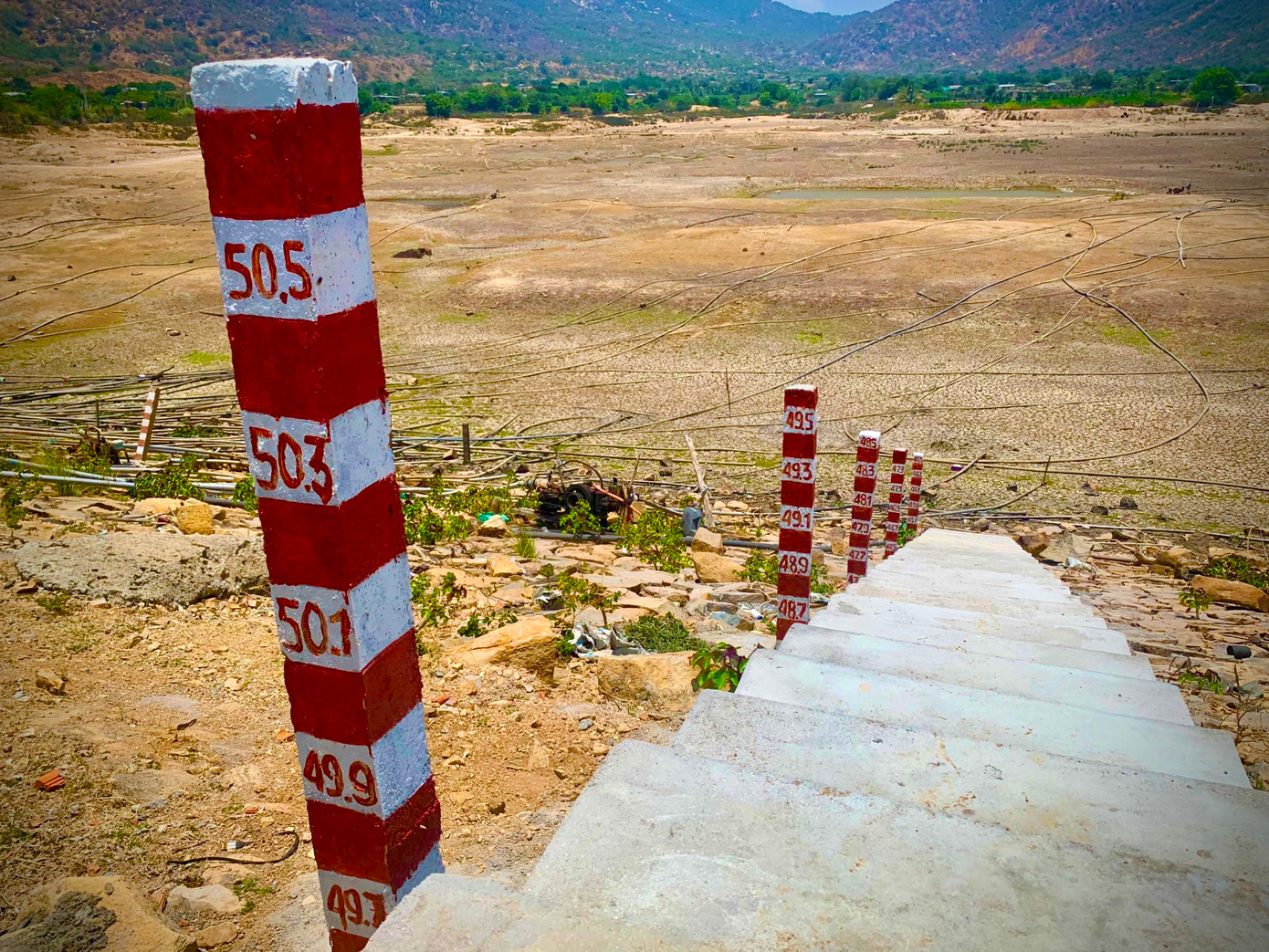 Tại huyện Ninh Hải hiện có 3 hồ thủy lợi lớn, trong đó hồ Ông Kinh có dung tích 0,83 triệu m3 đã cạn kiệt.