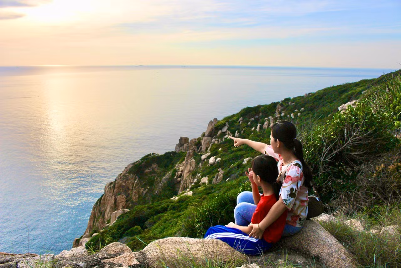Đặc biệt, nếu trải nghiệm vào lúc bình minh, khi những tia nắng ban mai đầu tiên chiếu rọi xuống vịnh Nha Trang, du khách sẽ “thu hoạch” những tấm ảnh cùng thiên nhiên tuyệt đẹp. Đặc biệt, nếu trải nghiệm vào lúc bình minh, khi những tia nắng ban mai đầu tiên chiếu rọi xuống vịnh Nha Trang, du khách sẽ “thu hoạch” những tấm ảnh cùng thiên nhiên tuyệt đẹp.